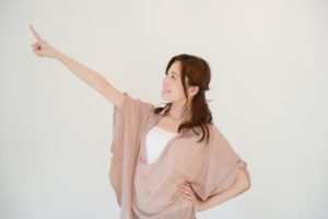 指差す女性
